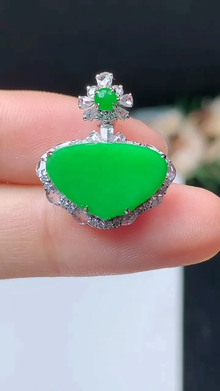 天然A货翡翠水滴吊坠，尺寸21.6-18.6-7.6，裸石10.2-15.7，重量:3.47g
10