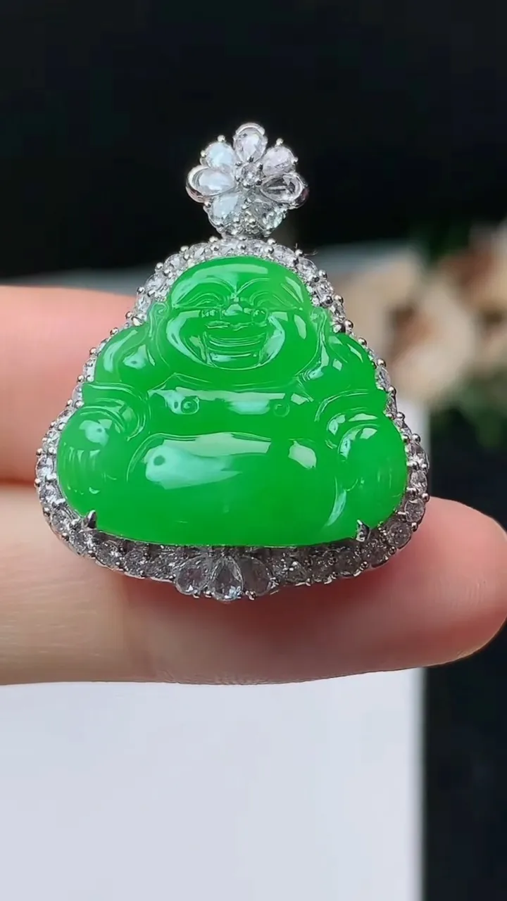 天然A货翡翠佛公吊坠，尺寸32-24.7-11，裸石18.5-21.3，重量:8.19g
10月31日