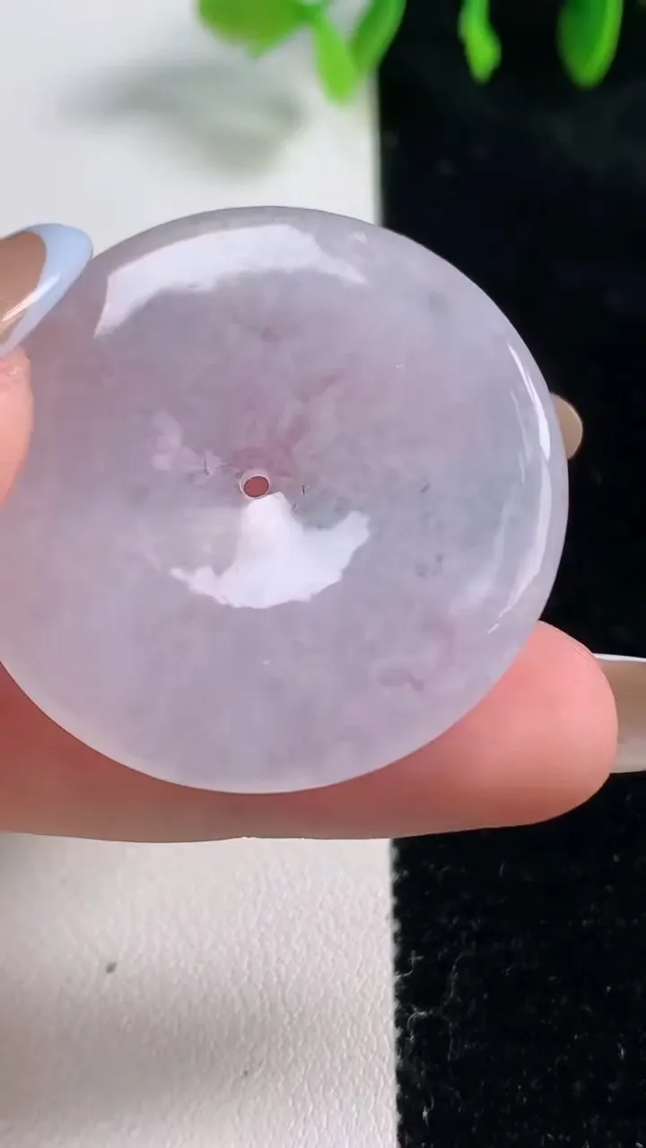 天然A货翡翠平安扣吊坠，尺寸37.6-5，重量:15.23g
10月31日