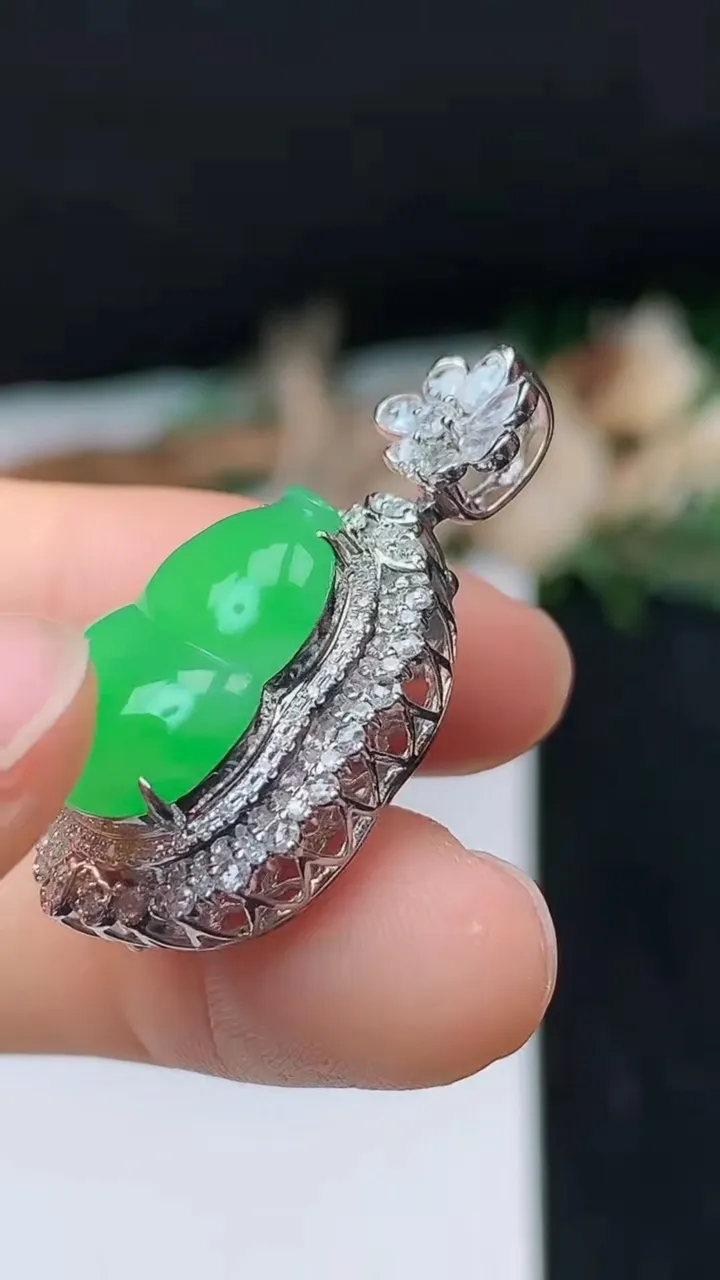 天然A货翡翠葫芦吊坠，尺寸32.4-17.8-12，裸石16.7-12，重量:5.50g
10月31日