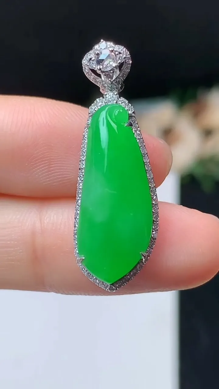 天然A货翡翠福瓜吊坠，尺寸31.9-10.7-7.2，裸石22.3-9
10月31日