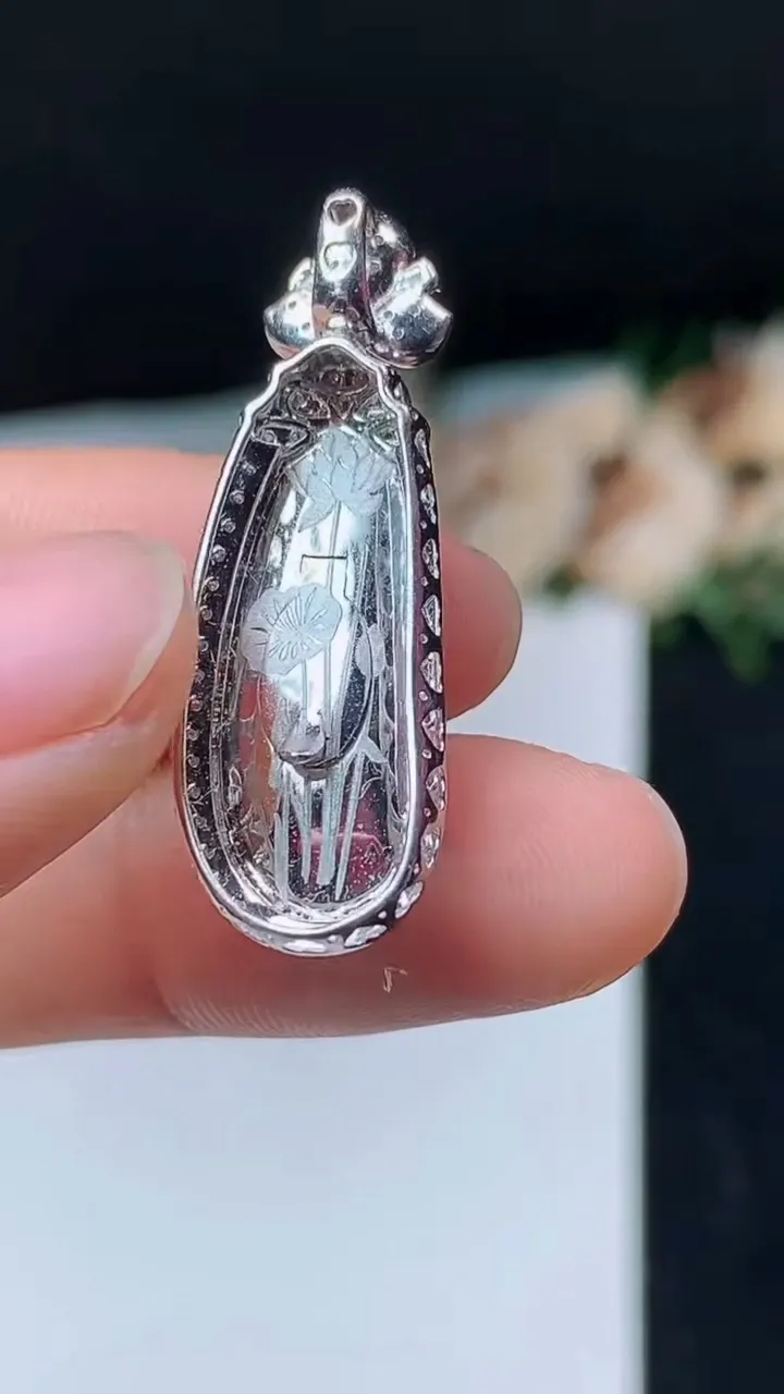 天然A货翡翠福豆吊坠，尺寸33.5-11.3-8.5，裸石21.4-7.8，重量:3.91g
10月31日