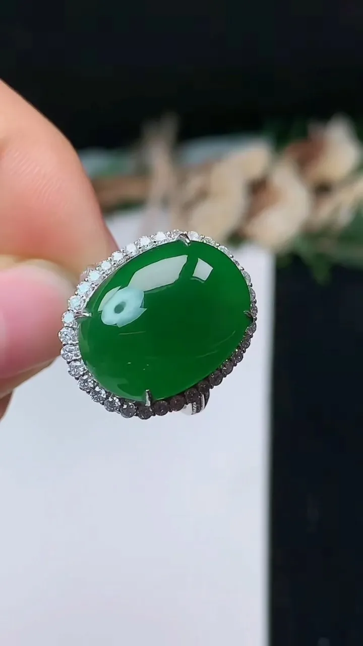 天然A货翡翠蛋面戒指，尺寸16.9-17.5-12.6，重量:5.86g2025年10月31日
工厂直销收藏佳品,种好水足，色泽均匀，有种有色，上手高大气！