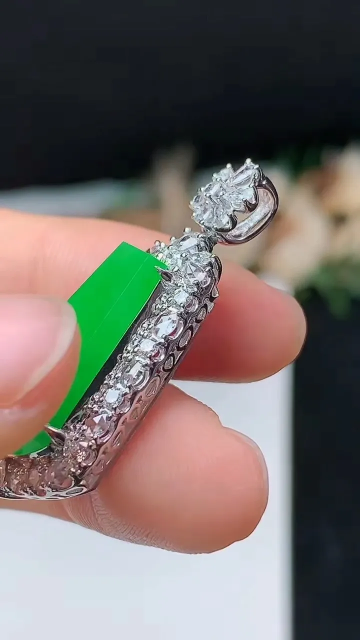 天然A货翡翠无事牌吊坠，尺寸34.6-14.8-8.3，裸石19.7-10.3，重量:5.04g
10月31日