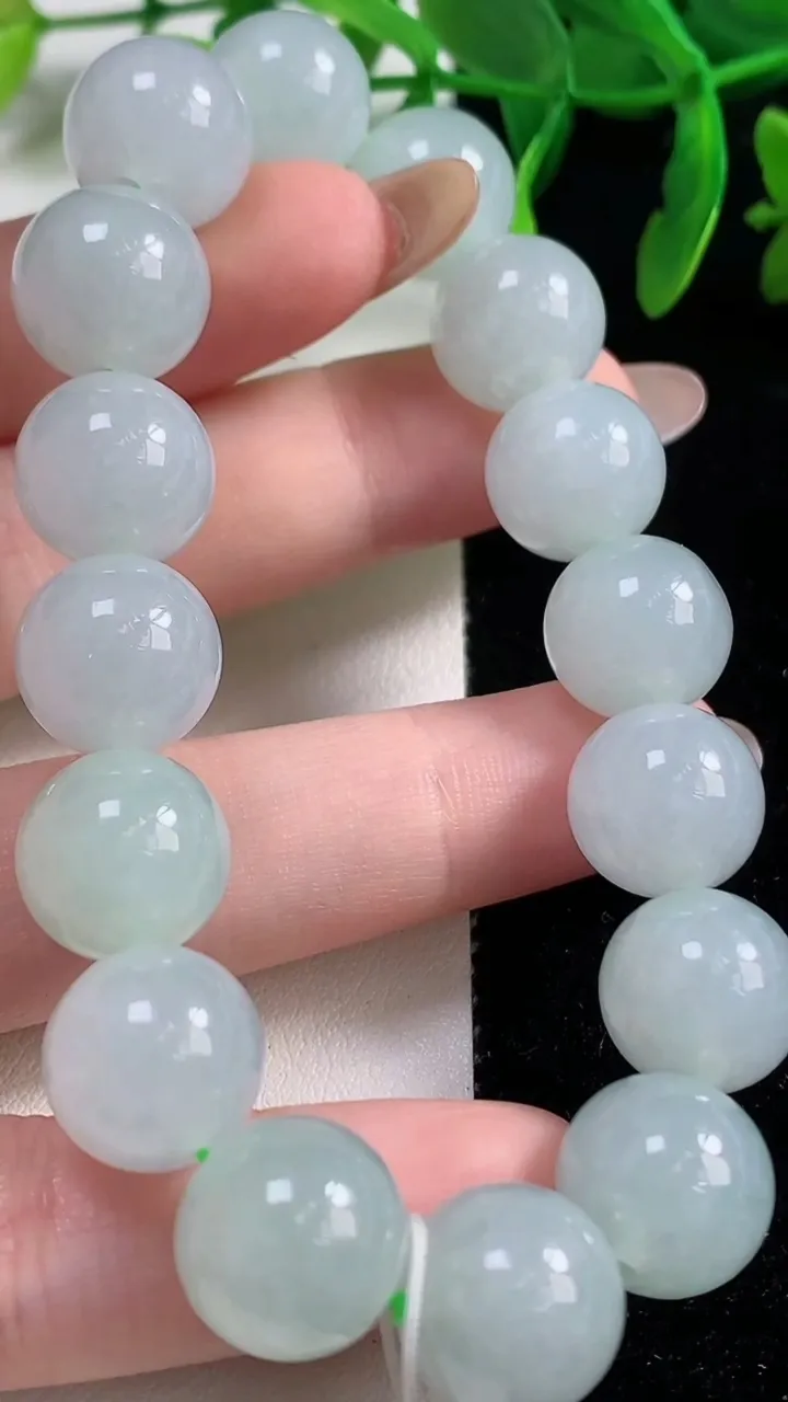天然A货翡翠圆珠手串，尺寸12.4-16颗，重量:53.30g10月31日
工厂直销收藏佳品,种好水足，色泽均匀，有种有色，上手高大气！