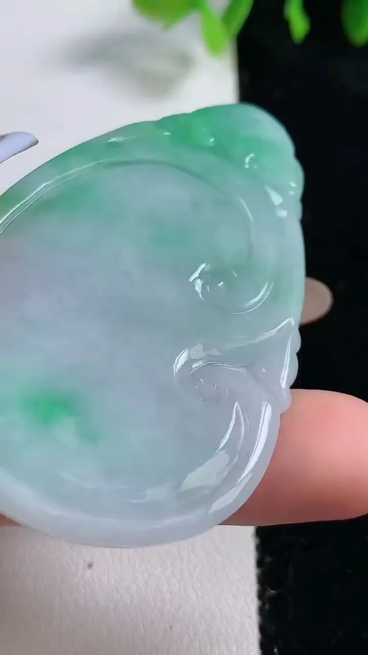 天然A货翡翠如意吊坠，尺寸63-35.7-6，重量:32.71g
10月31日