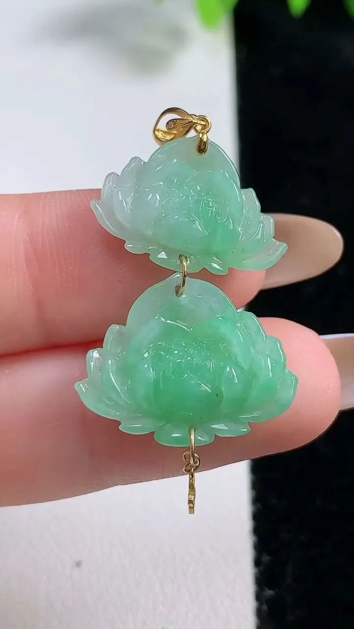 天然A货翡翠和和美美 荷花吊坠，尺寸32.7-17.8-4，重量:3.55g
10月31日