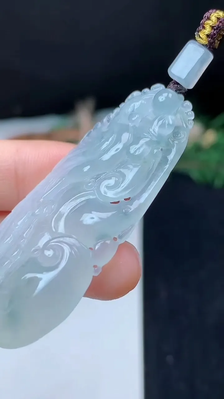 天然A货翡翠飘花凤凰吊坠，尺寸52.2-26-7.7，重量:17.47g
10月31日