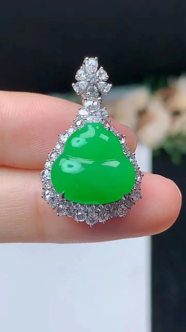 天然A货翡翠葫芦吊坠，尺寸28.5-17.5-9.6，裸石13.4-13.7，重量:4.60g
10