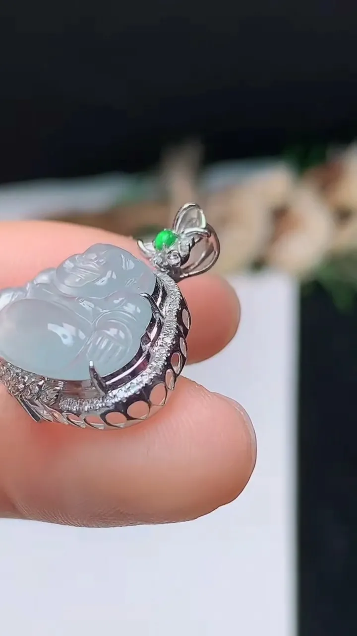 天然A货翡翠白冰佛公吊坠，尺寸23.2-22.4-8.4，裸石13.3-20，重量:3.12g
10月31日