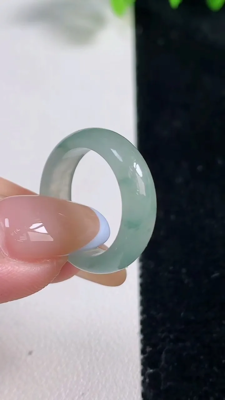 天然A货翡翠冰种飘花指环戒指，尺寸16.5-5.3-2.6，重量:3.04g2025年10月31日
工厂直销收藏佳品,种好水足，色泽均匀，有种有色，上手高大气！