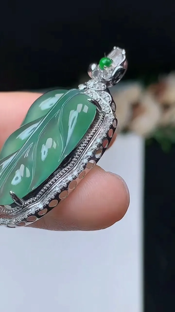 天然A货翡翠金枝玉叶 叶子吊坠，尺寸39.8-20.6-8.2，裸石25.6-16.7，重量:5.22g
10月31日