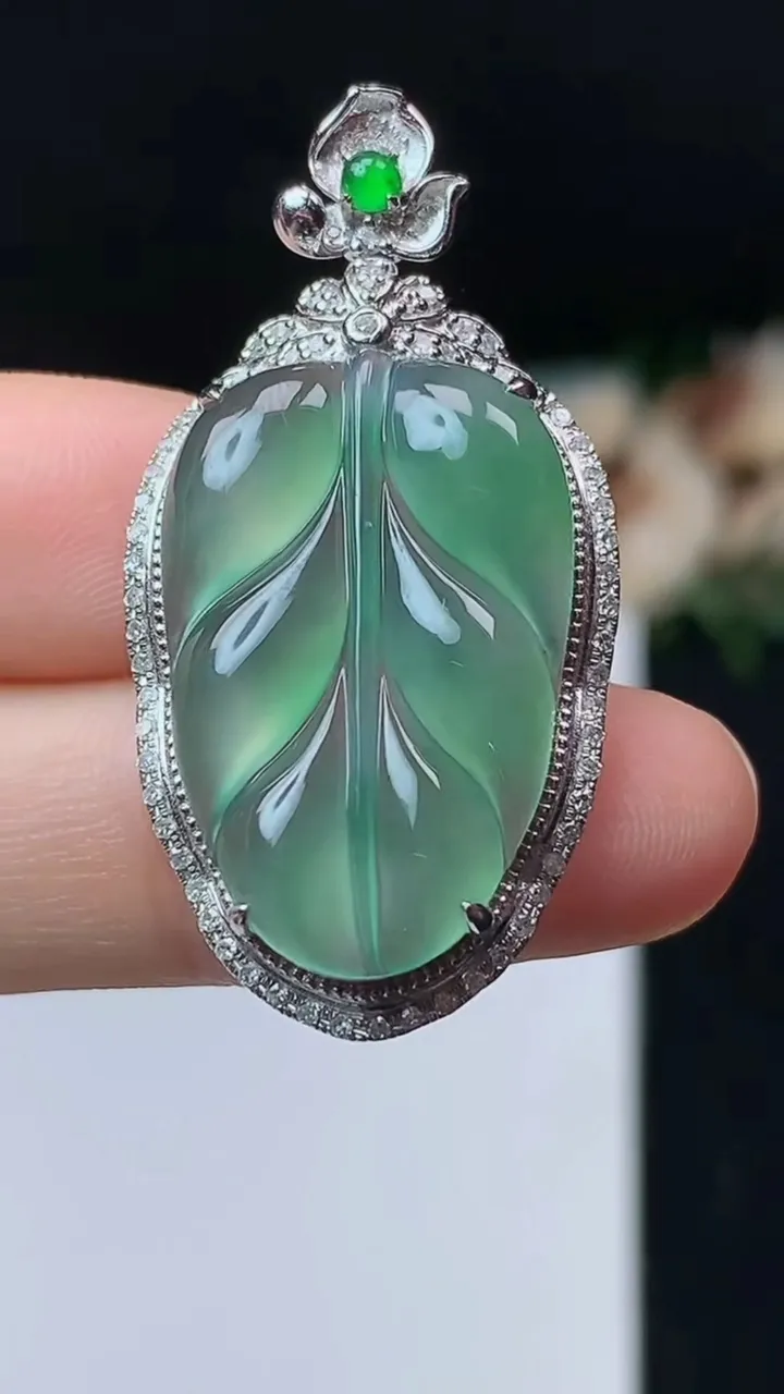 天然A货翡翠金枝玉叶 叶子吊坠，尺寸39.8-20.6-8.2，裸石25.6-16.7，重量:5.22g
10月31日
