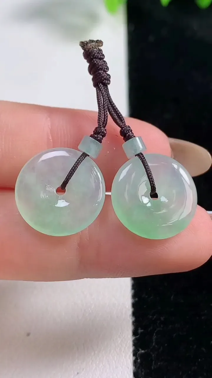 天然A货翡翠平安扣吊坠一对，尺寸15.2-2.6，重量:3.41g
10月31日