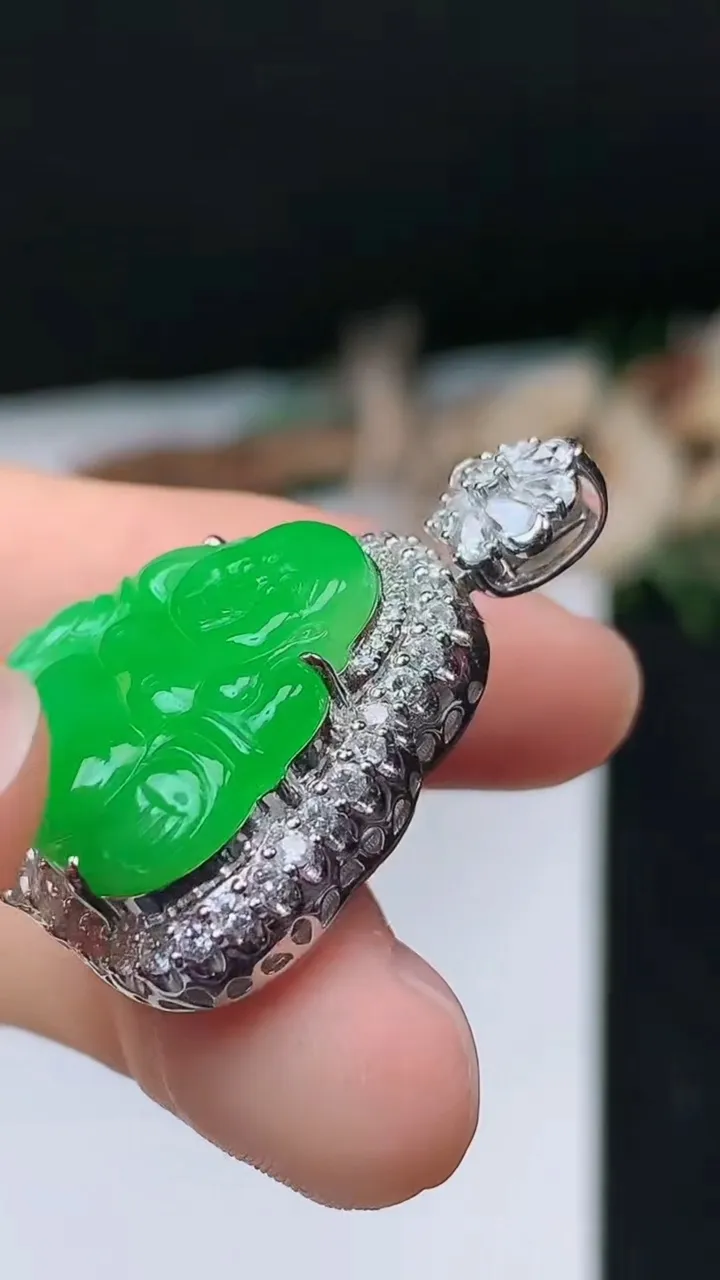 天然A货翡翠佛公吊坠，尺寸32-24.7-11，裸石18.5-21.3，重量:8.19g
10月31日