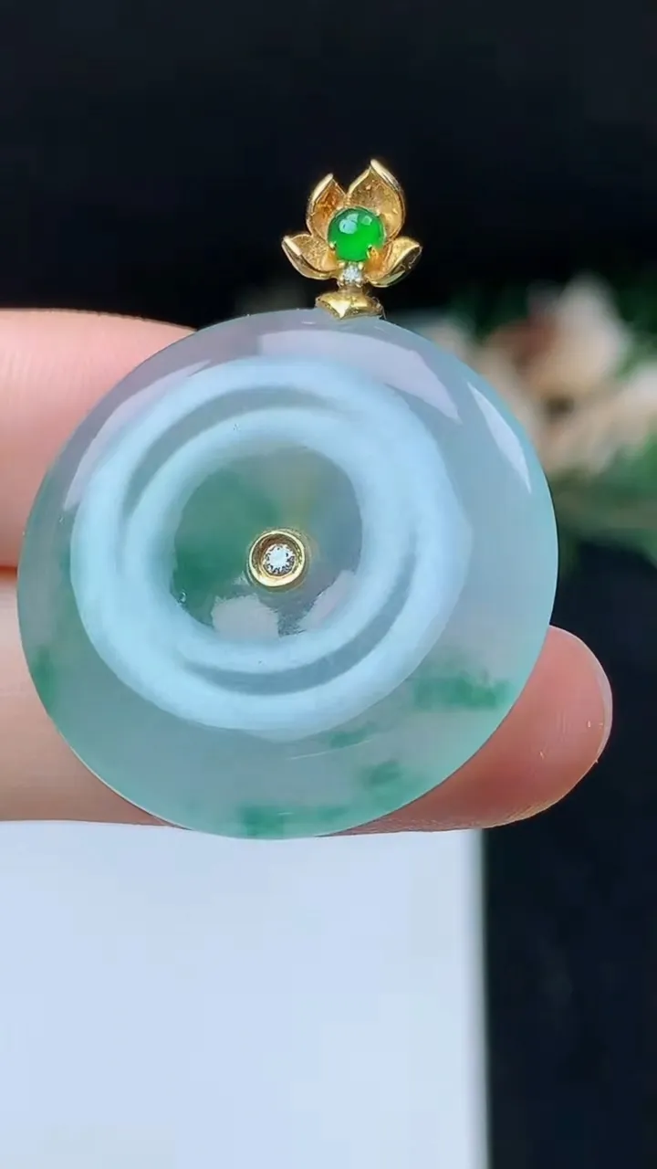 天然A货翡翠飘花平安扣吊坠，尺寸27.4-4.1，重量:7.00g
10月31日