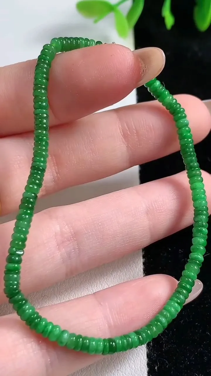 天然A货翡翠算盘珠手串，尺寸3-1.8-146颗，重量:4.90g10月31日
工厂直销收藏佳品,种好水足，色泽均匀，有种有色，上手高大气！