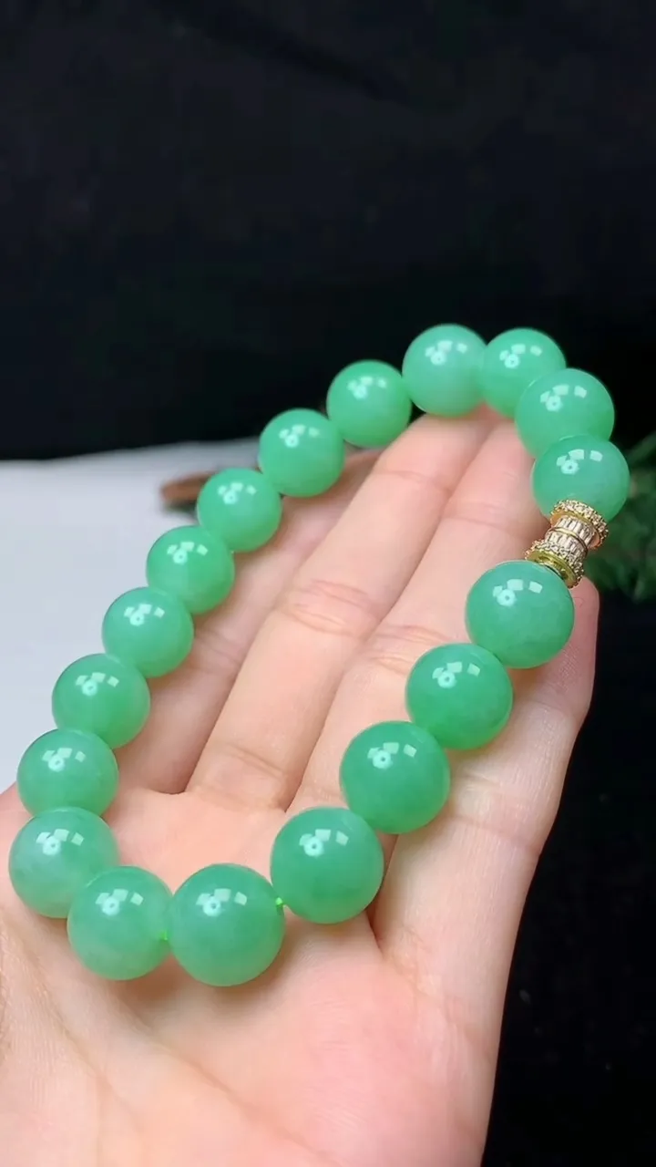 天然A货翡翠圆珠手串，尺寸11.4-18颗，重量:44.48g10月31日
工厂直销收藏佳品,种好水足，色泽均匀，有种有色，上手高大气！
