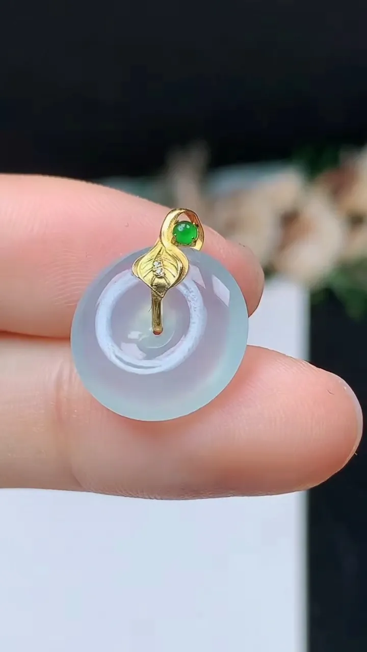 天然A货翡翠白冰平安扣吊坠，尺寸14.7-4.2，重量:1.85g
10月31日