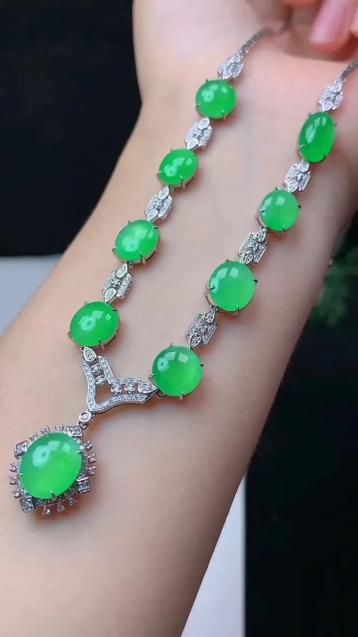 天然A货翡翠蛋面项链，尺寸9.7-8.3，重量:14.58g10月31日
工厂直销收藏佳品,种好水足