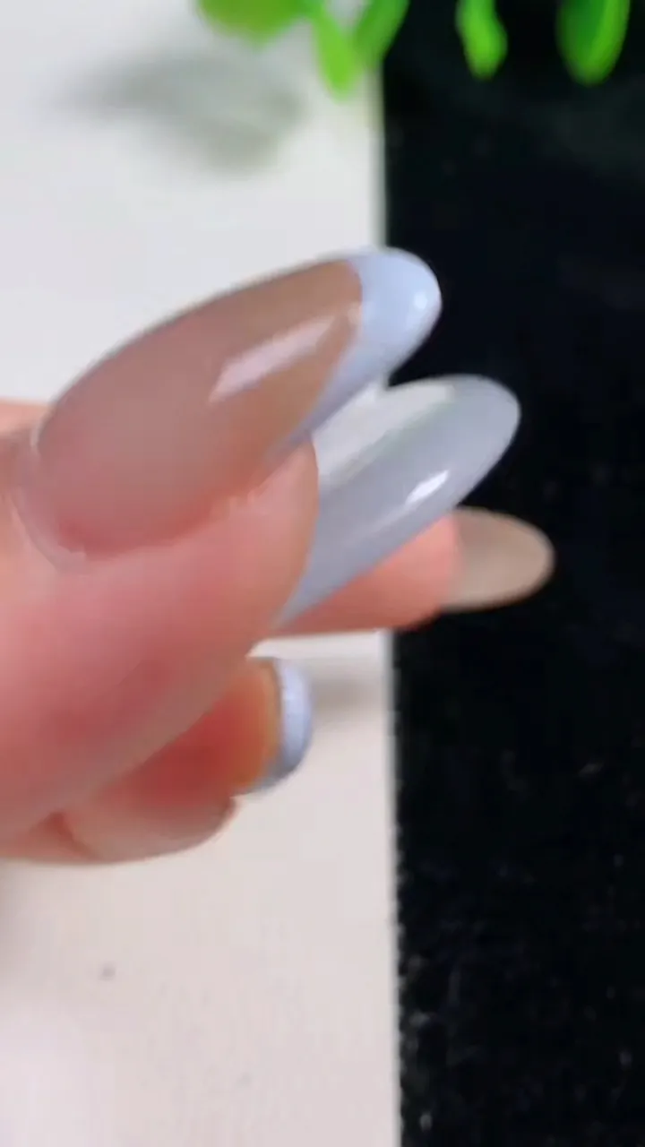 天然A货翡翠平安扣吊坠，尺寸37.6-5，重量:15.23g
10月31日