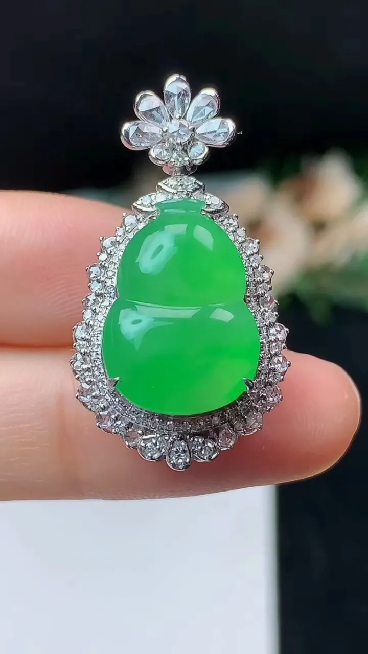 天然A货翡翠葫芦吊坠，尺寸32.4-17.8-12，裸石16.7-12，重量:5.50g
10月31