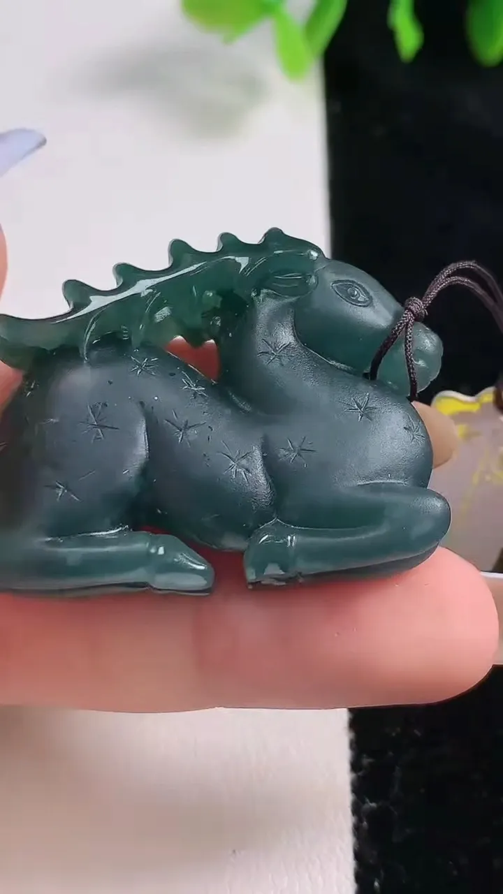 天然A货翡翠一路发 梅花鹿吊坠，尺寸29.8-36.4-10.8，重量:22.09g
10月31日