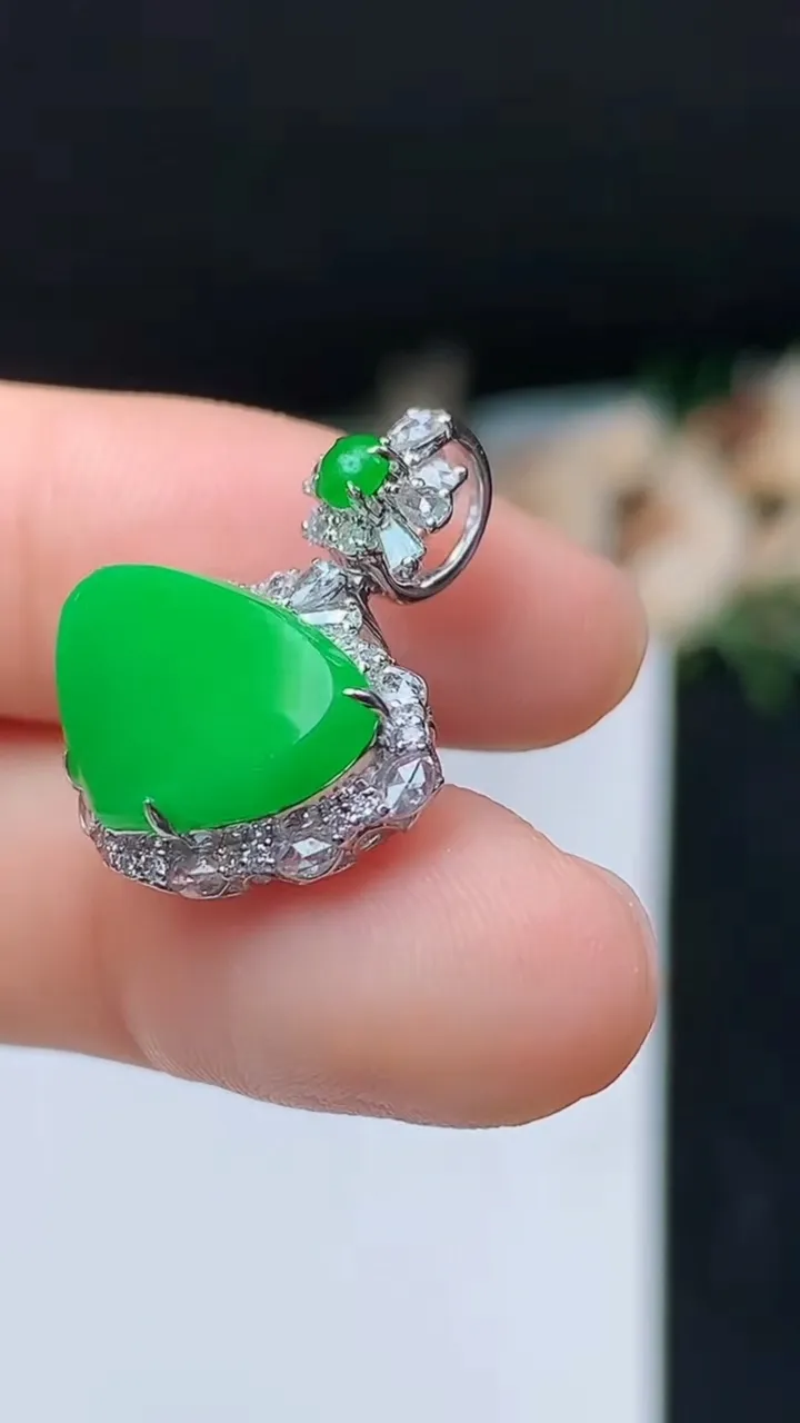 天然A货翡翠水滴吊坠，尺寸21.6-18.6-7.6，裸石10.2-15.7，重量:3.47g
10月31日