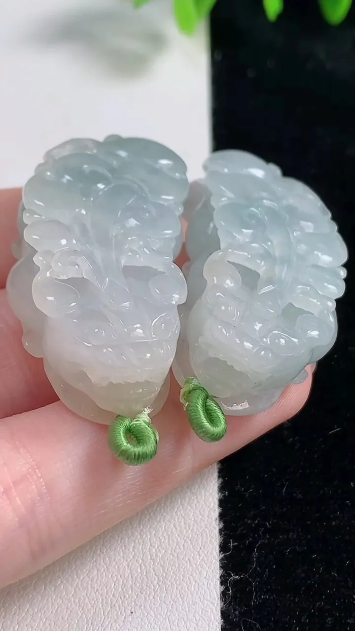 天然A货翡翠貔貅吊坠一对，尺寸41.7-21.2-11.8，重量:41.36g
10月31日