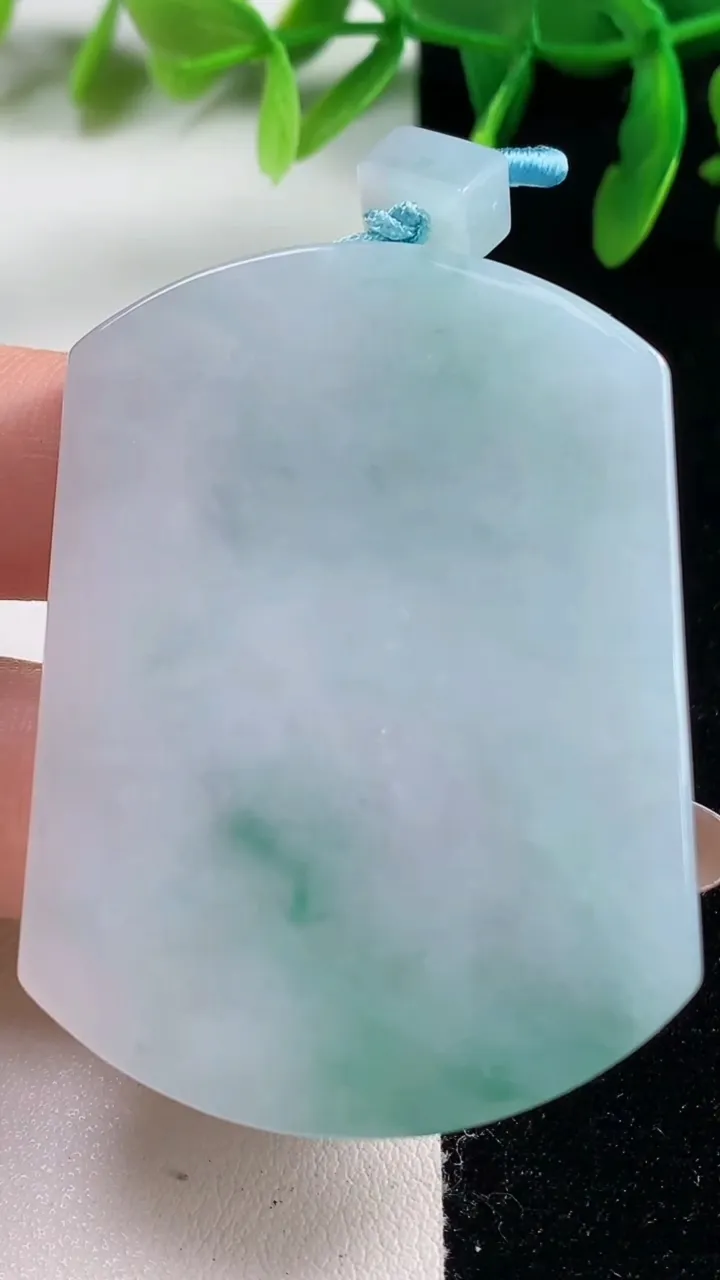 天然A货翡翠冰种飘花无事牌吊坠，尺寸52.5-38.8-6.2，重量:35.63g
10月31日