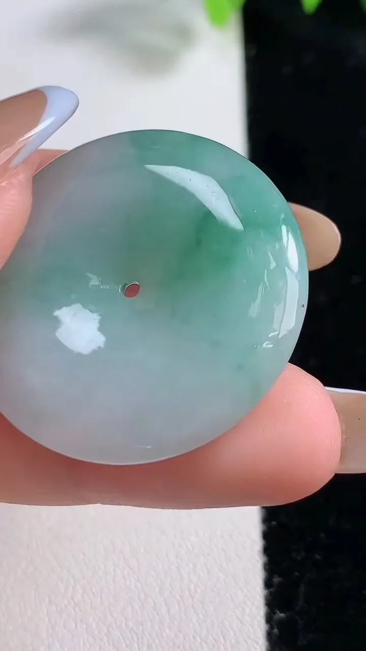 天然A货翡翠平安扣吊坠，尺寸32.3-6，重量:13.24g
10月31日