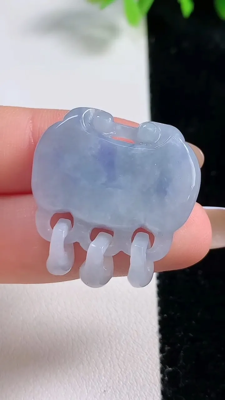 天然A货翡翠紫罗兰平安锁吊坠，尺寸27.7-27.5-6.4，重量:10.73g
10月31日