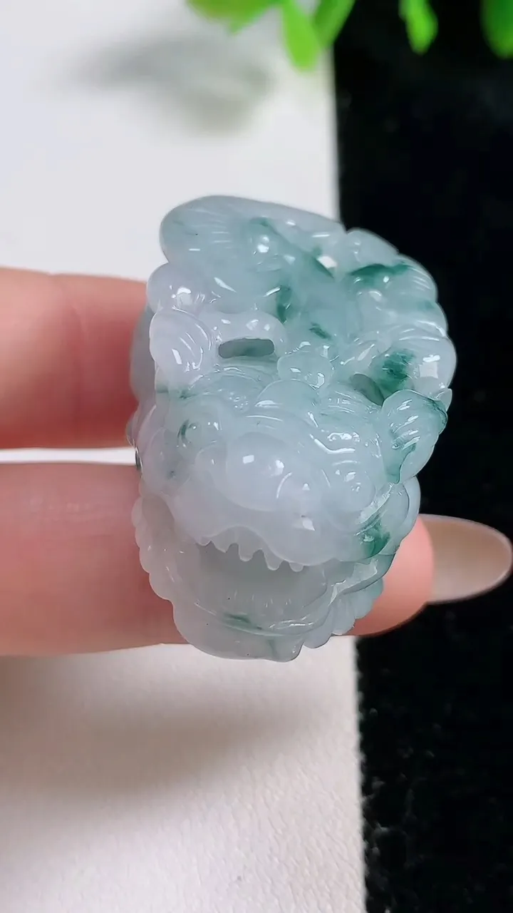 天然A货翡翠冰种飘花貔貅吊坠，尺寸38.3-23.4-20，重量:36.62g
10月31日