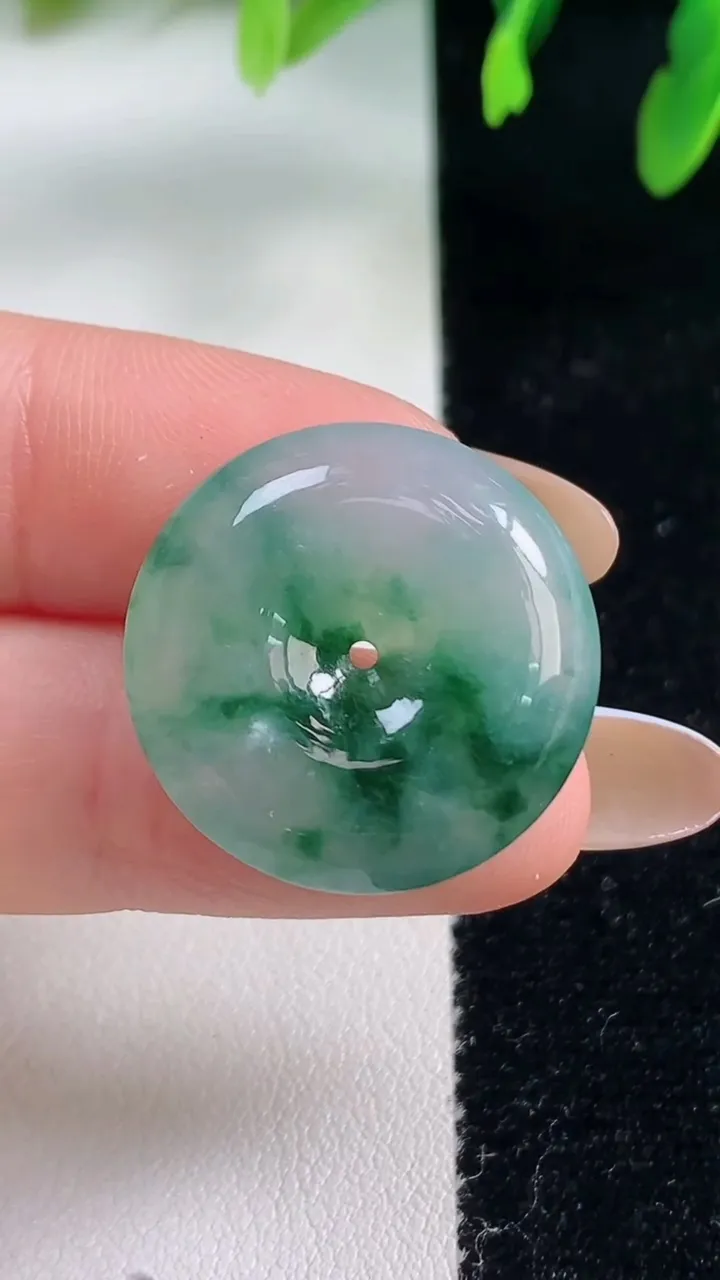 天然A货翡翠冰种飘花平安扣吊坠，尺寸23-5.2，重量:5.72g
10月31日