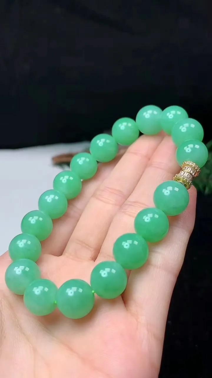 天然A货翡翠圆珠手串，尺寸11.4-18颗，重量:44.48g10月31日
工厂直销收藏佳品,种好水足，色泽均匀，有种有色，上手高大气！