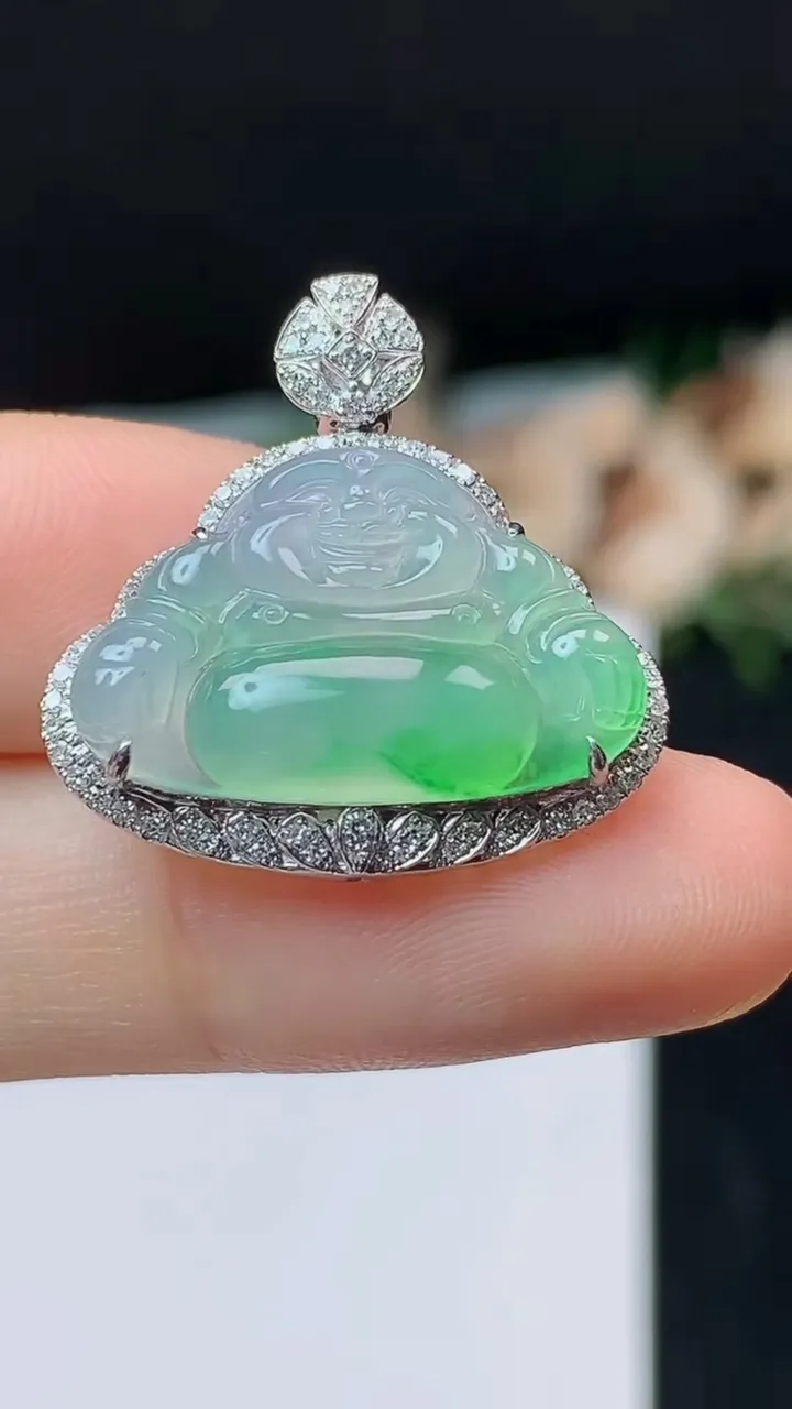 天然A货翡翠佛公吊坠，尺寸24-24-7.4，裸石13.9-21.6，重量:3.77g
10月31日