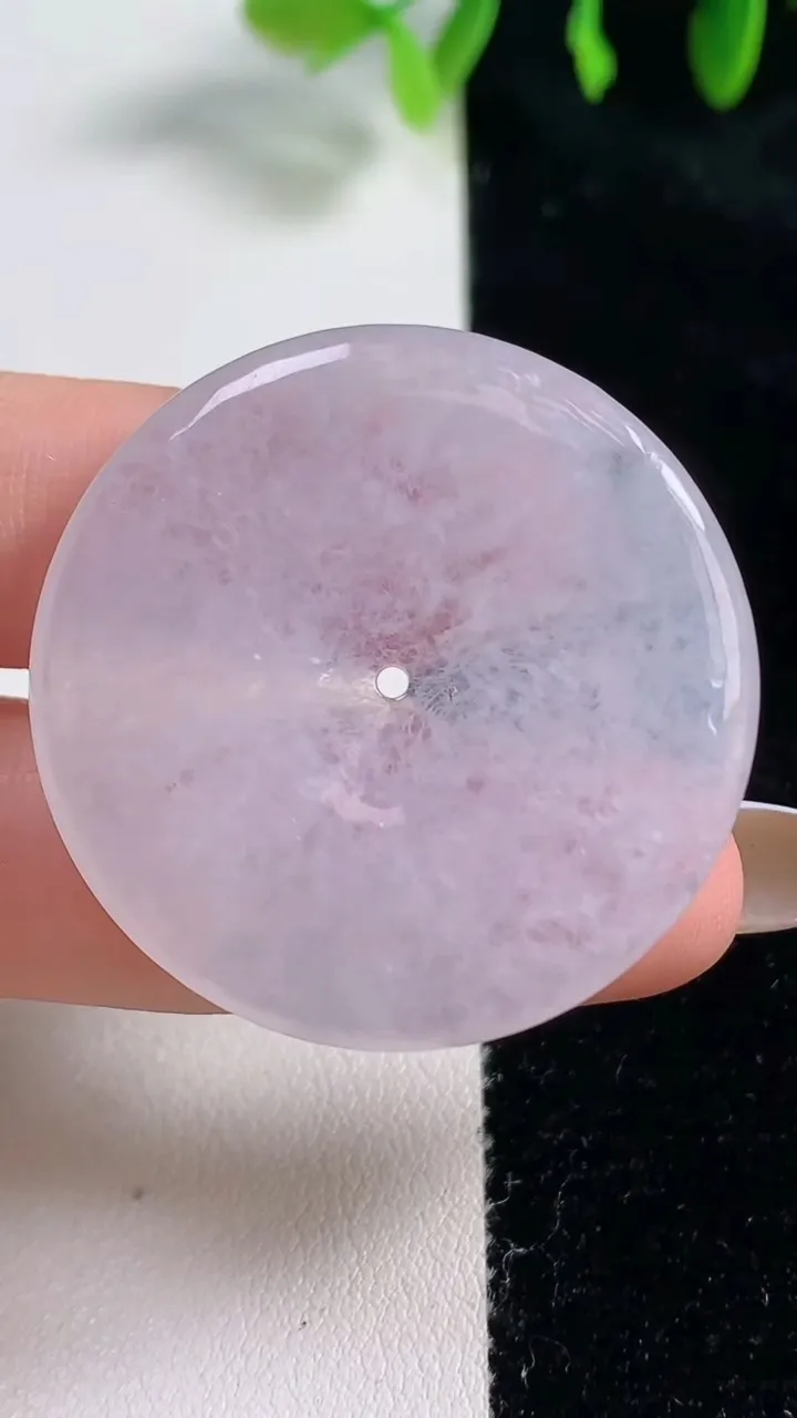 天然A货翡翠平安扣吊坠，尺寸37.6-5，重量:15.23g
10月31日