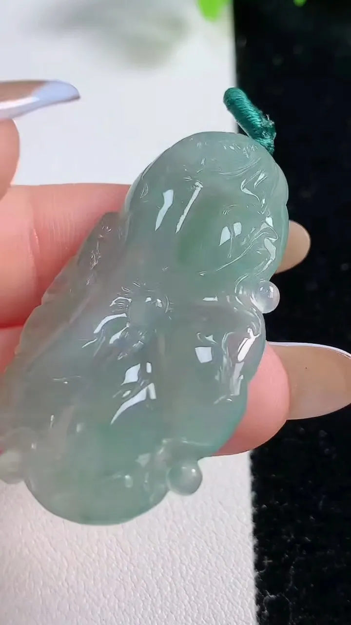 天然A货翡翠和和美美 荷叶鱼吊坠，尺寸42.6-27-4.7，重量:10.23g
10月31日