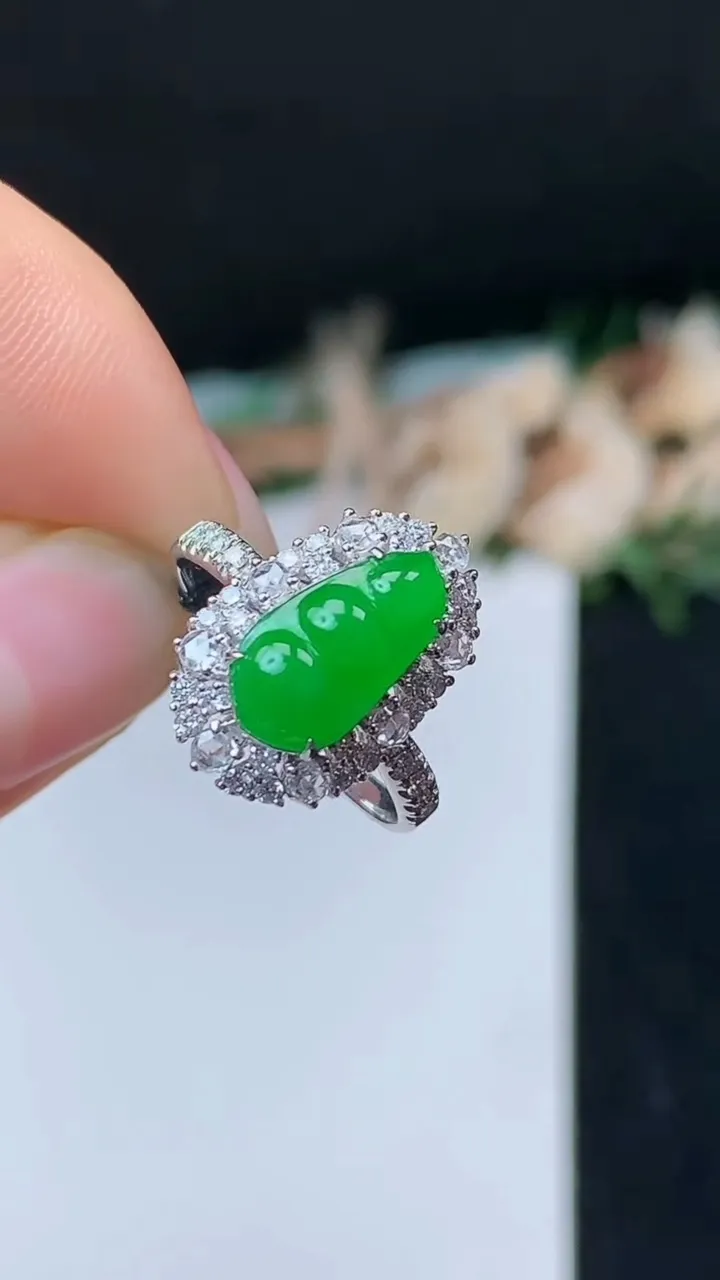 天然A货翡翠福豆戒指，尺寸17.2-11.8-6.5，重量:2.75g2025年10月31日
工厂直销收藏佳品,种好水足，色泽均匀，有种有色，上手高大气！