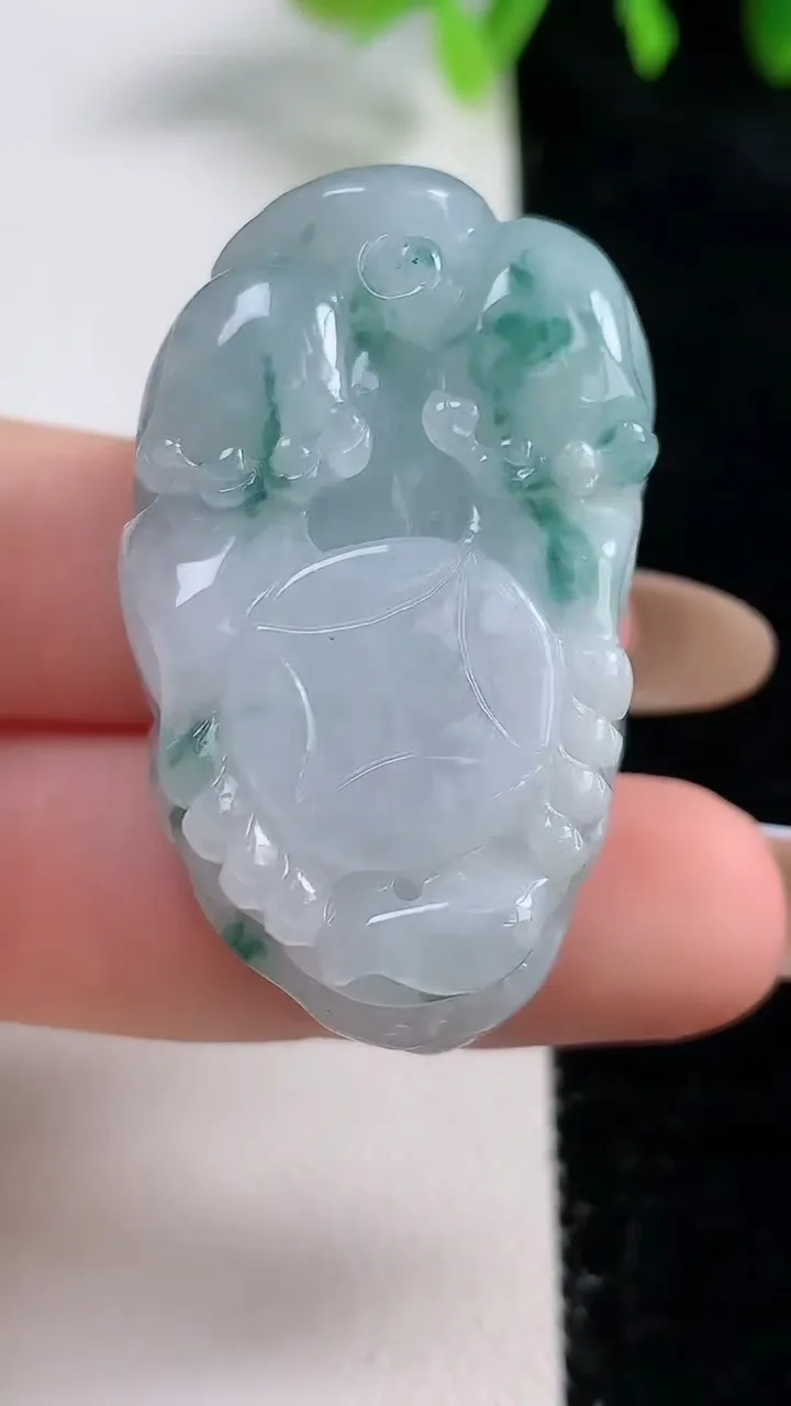 天然A货翡翠冰种飘花貔貅吊坠，尺寸38.3-23.4-20，重量:36.62g
10月31日