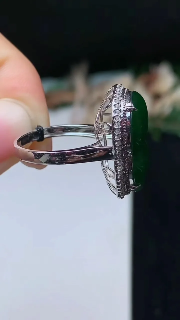 天然A货翡翠葫芦戒指，尺寸17-19-13.5，重量:4.84g2025年10月31日
工厂直销收藏佳品,种好水足，色泽均匀，有种有色，上手高大气！