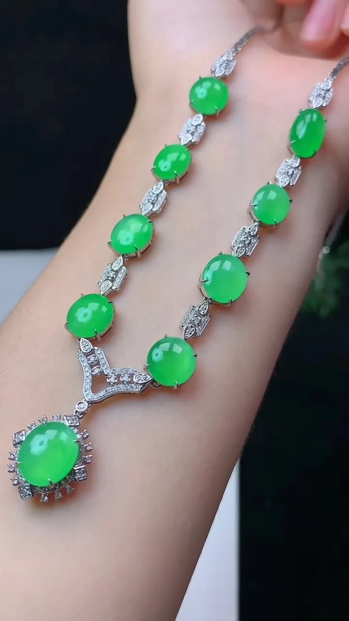 天然A货翡翠蛋面项链，尺寸9.7-8.3，重量:14.58g10月31日
工厂直销收藏佳品,种好水足