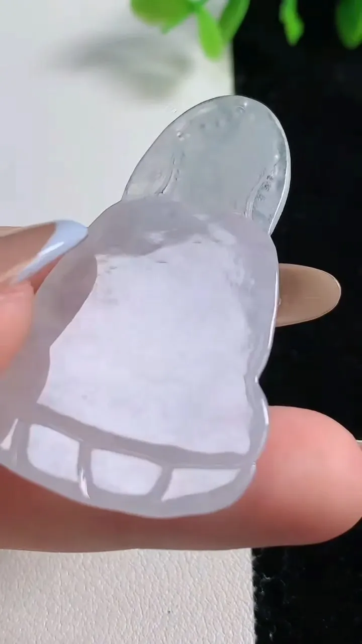 天然A货翡翠素衣观音菩萨吊坠，尺寸50.6-59.3-5.6，重量:14.21g
10月31日