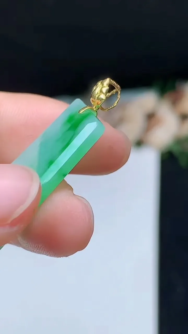 天然A货翡翠无事牌吊坠，尺寸28.6-16.5-2.6，重量:3.66g
10月31日