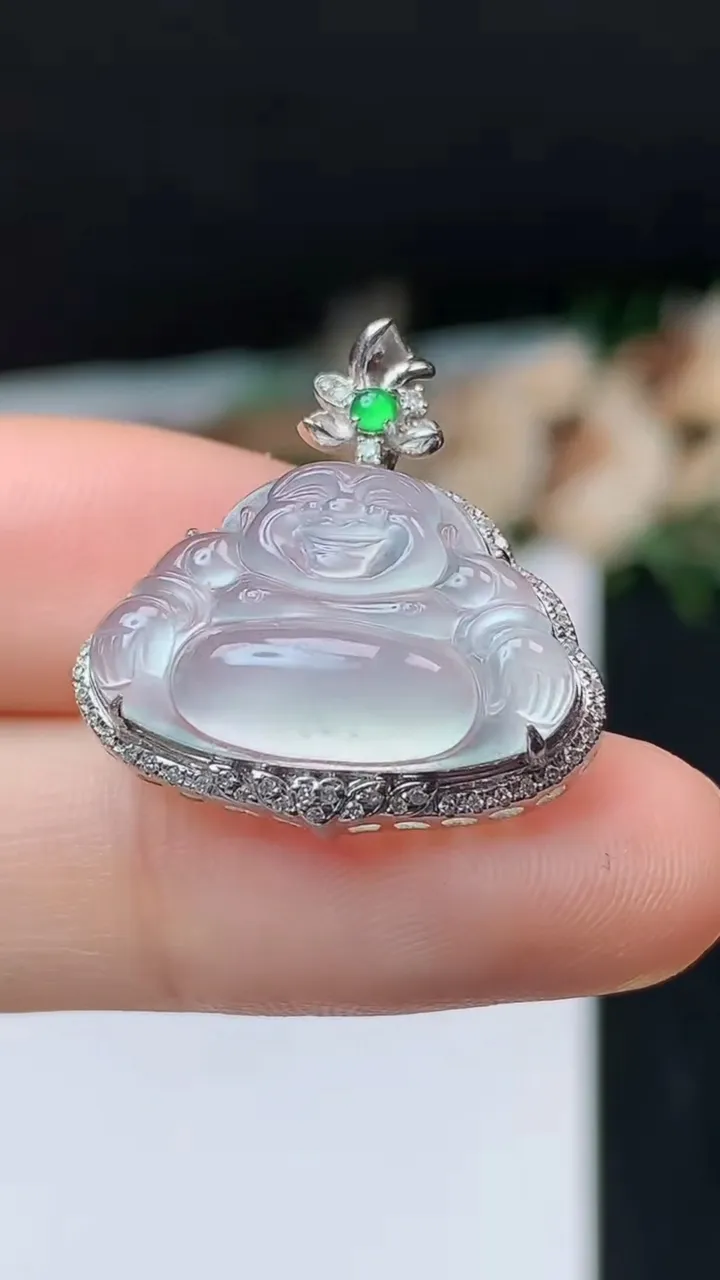 天然A货翡翠白冰佛公吊坠，尺寸23.2-22.4-8.4，裸石13.3-20，重量:3.12g
10月31日