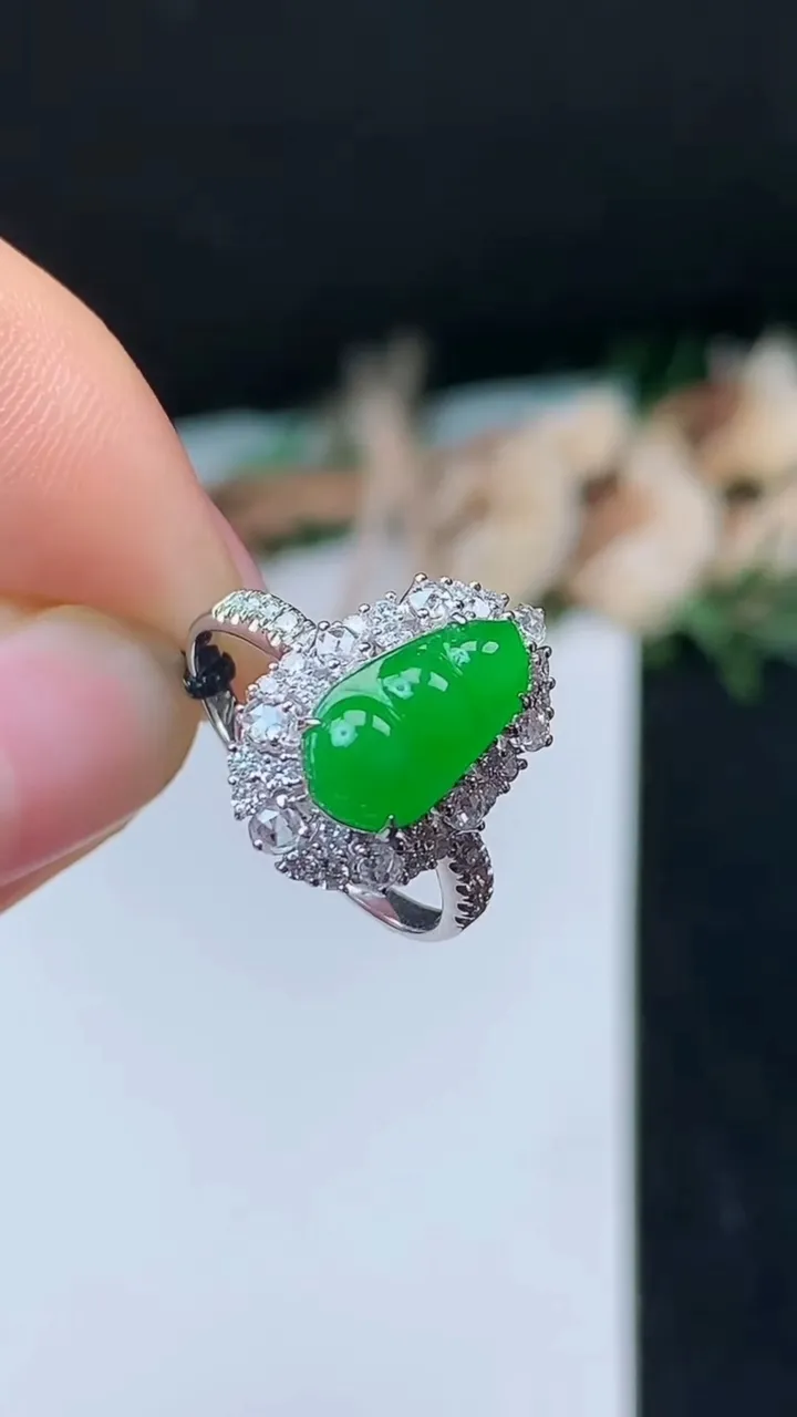 天然A货翡翠福豆戒指，尺寸17.2-11.8-6.5，重量:2.75g2025年10月31日
工厂直