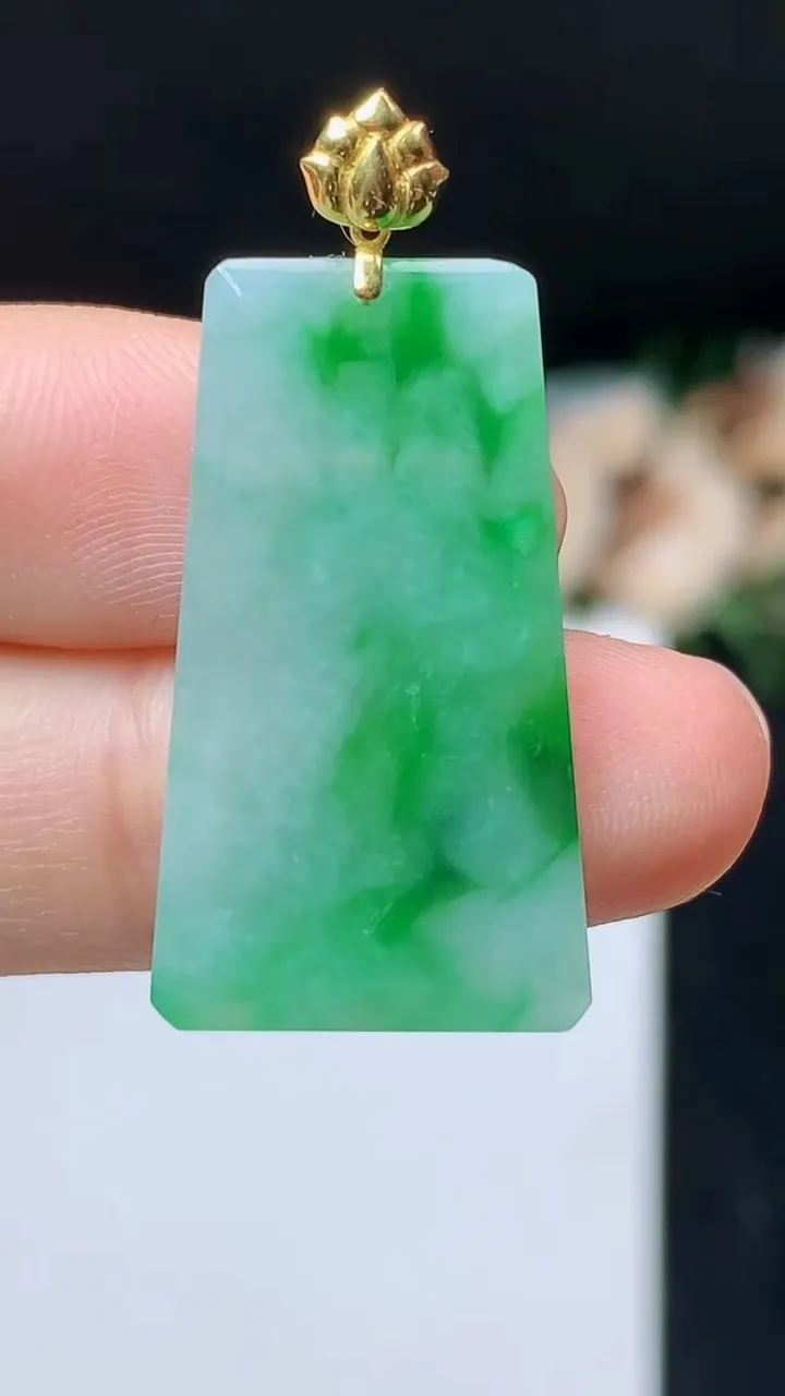 天然A货翡翠无事牌吊坠，尺寸28.6-16.5-2.6，重量:3.66g
10月31日