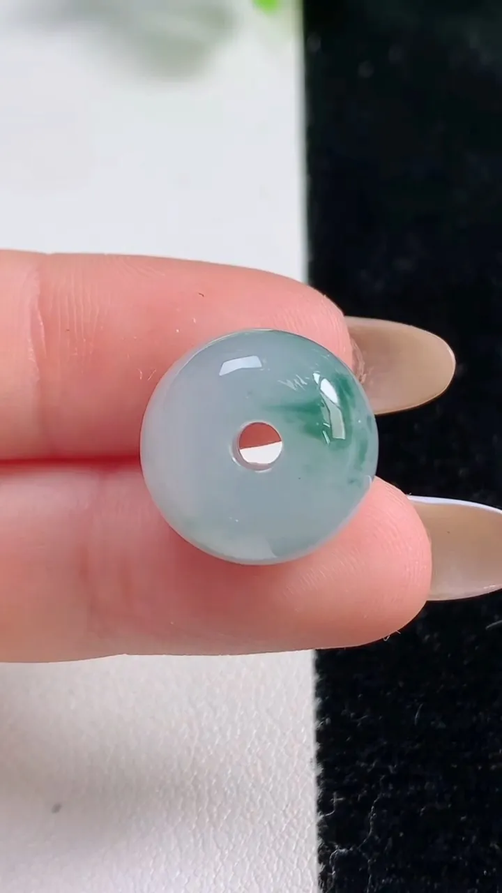 天然A货翡翠冰种飘花路路通吊坠，尺寸16-12.6，重量:6.60g
10月31日