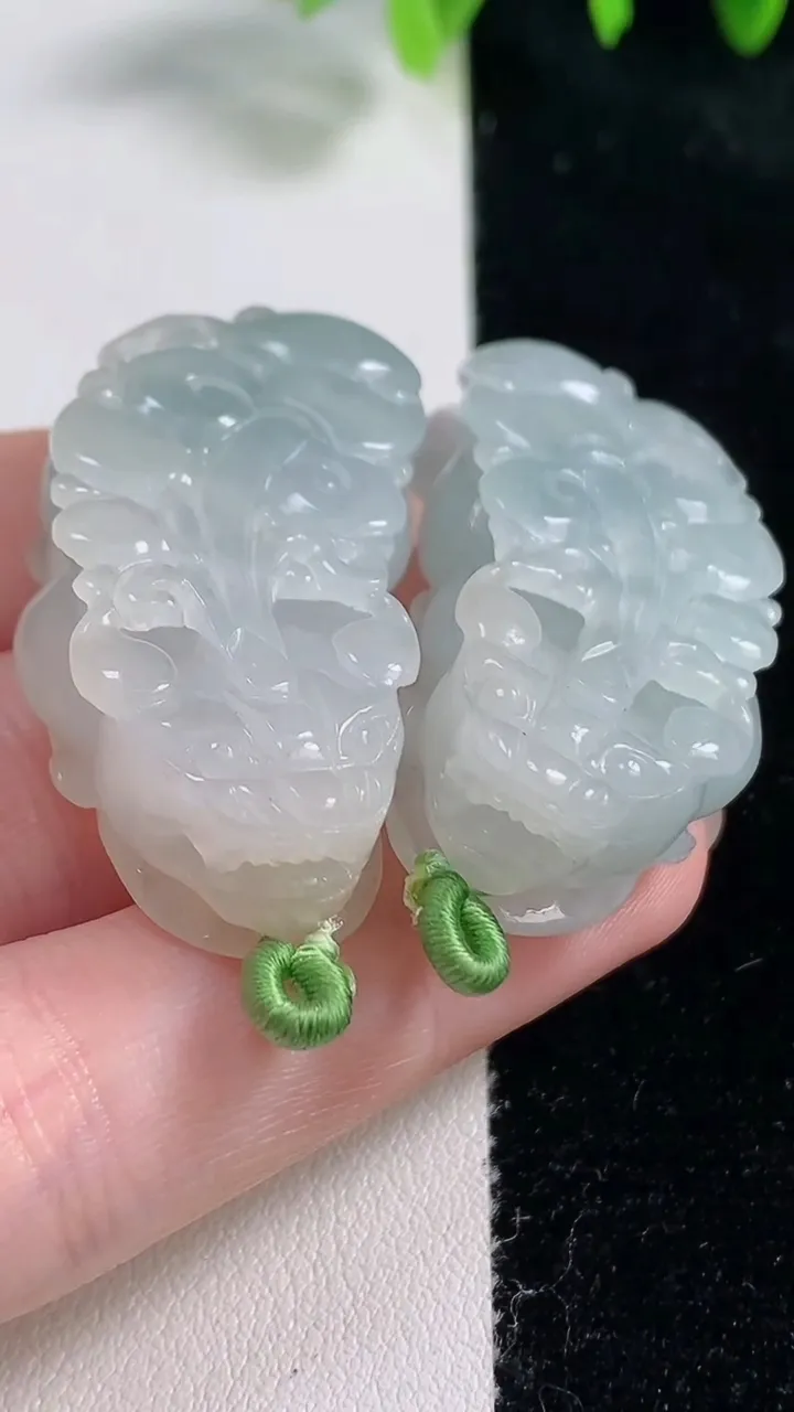 天然A货翡翠貔貅吊坠一对，尺寸41.7-21.2-11.8，重量:41.36g
10月31日