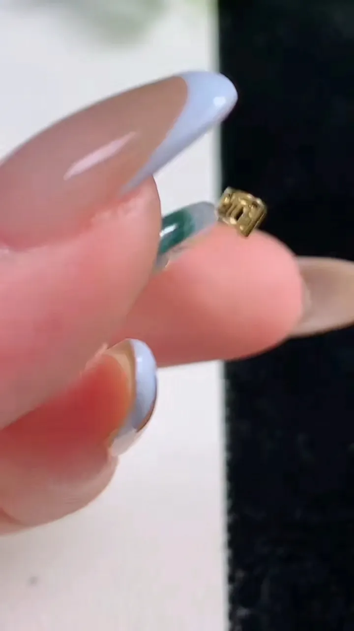 天然A货翡翠种飘花母子平安环吊坠，尺寸23.3-2.7，重量:3.06g
10月31日